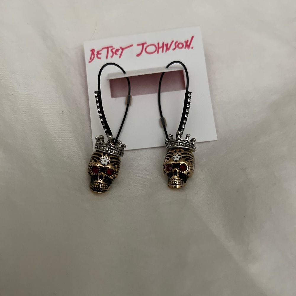 betsy johnson skull earrings